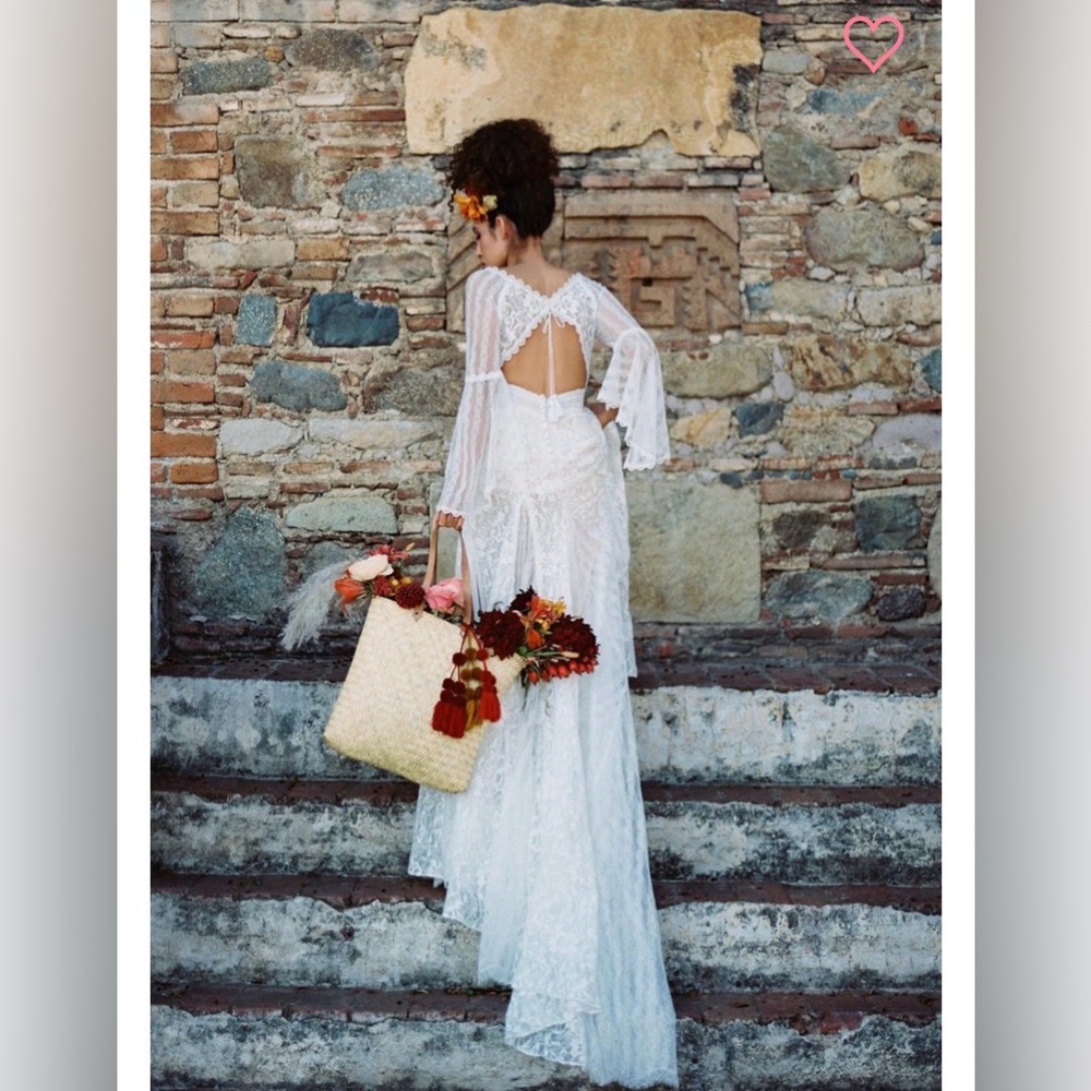 Elegant White Lace Wedding Dress - Picture 2 of 6